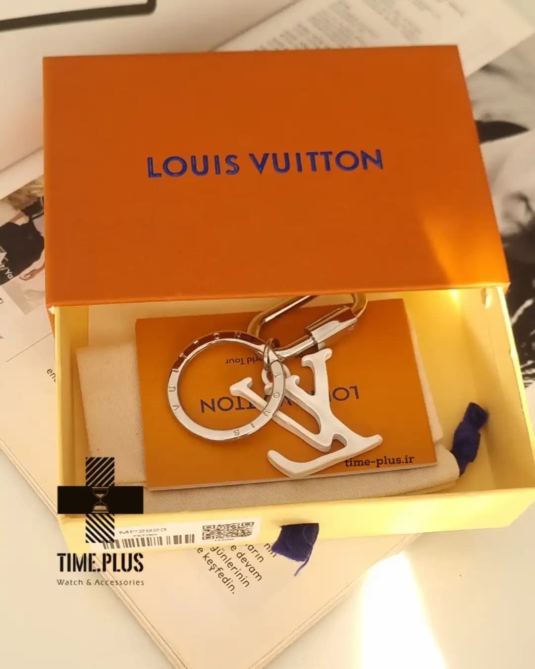 آویز کیف (چارم بگ) لویی ویتون LV White مستر کپی — تصویر ۶