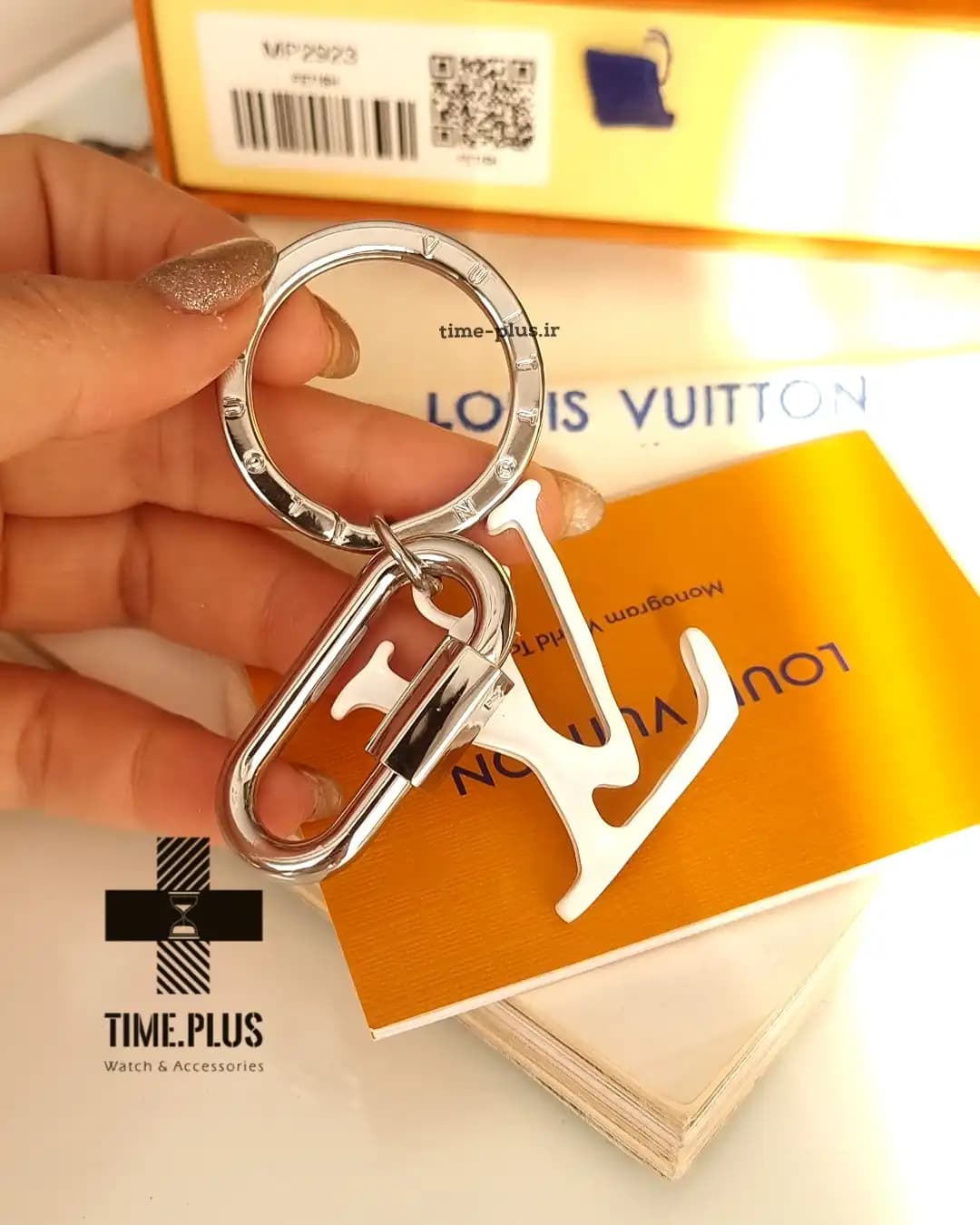 آویز کیف (چارم بگ) لویی ویتون LV White مستر کپی — تصویر ۲