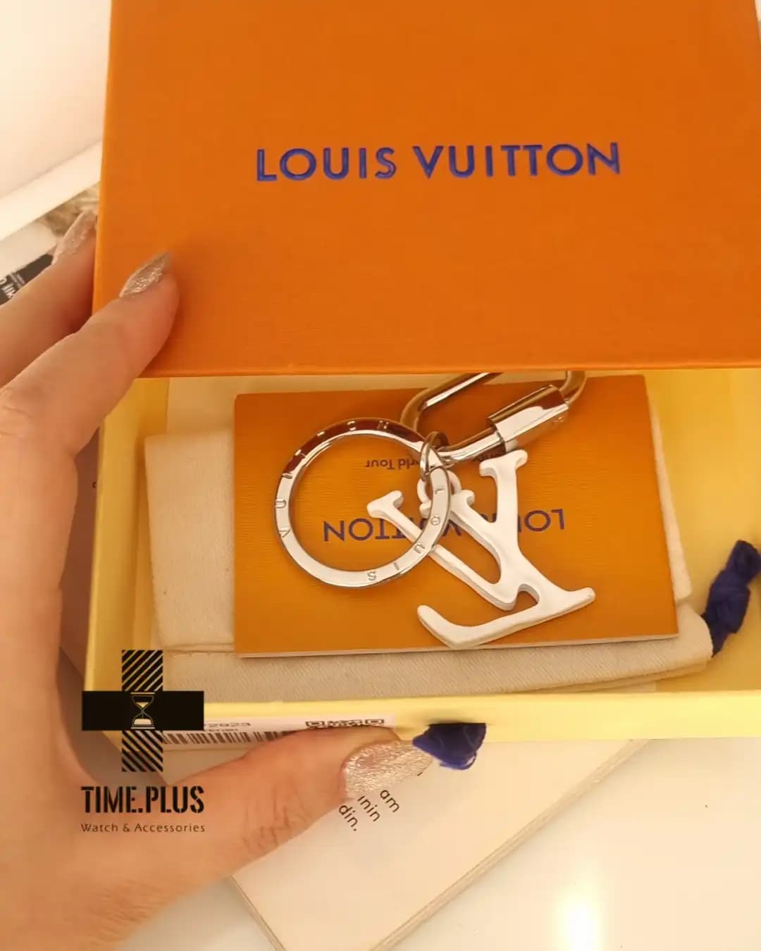 آویز کیف (چارم بگ) لویی ویتون LV White مستر کپی — تصویر ۳