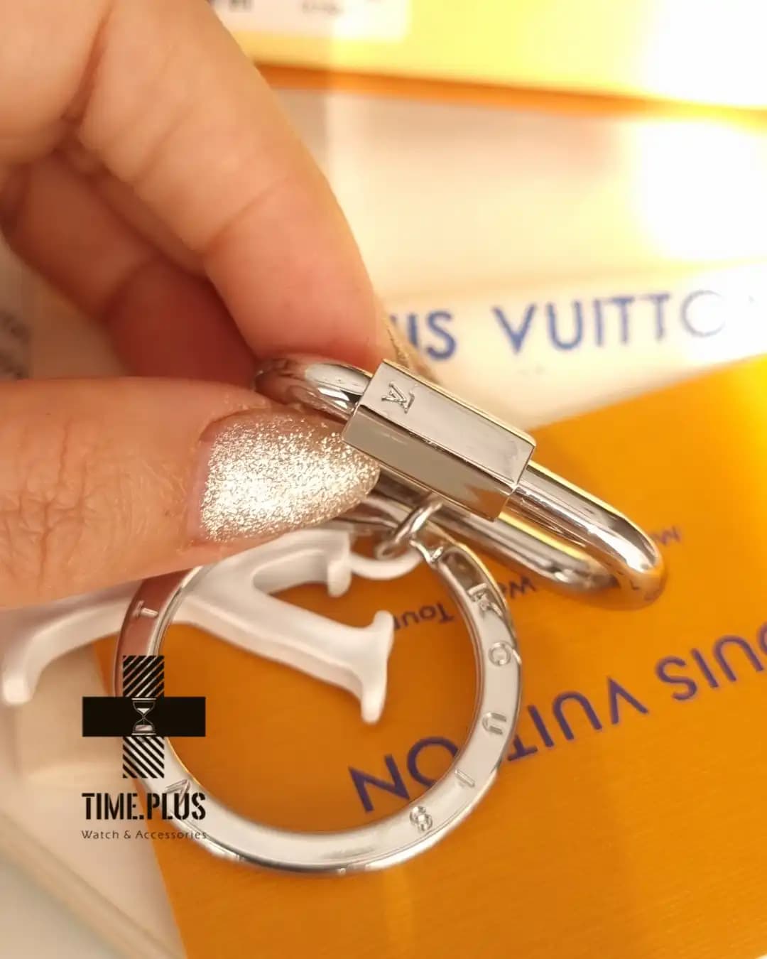 آویز کیف (چارم بگ) لویی ویتون LV White مستر کپی — تصویر ۵