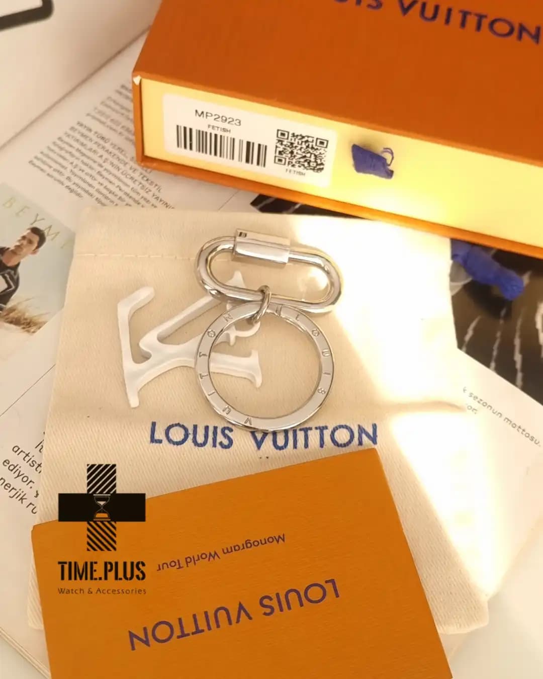 آویز کیف (چارم بگ) لویی ویتون LV White مستر کپی — تصویر ۸