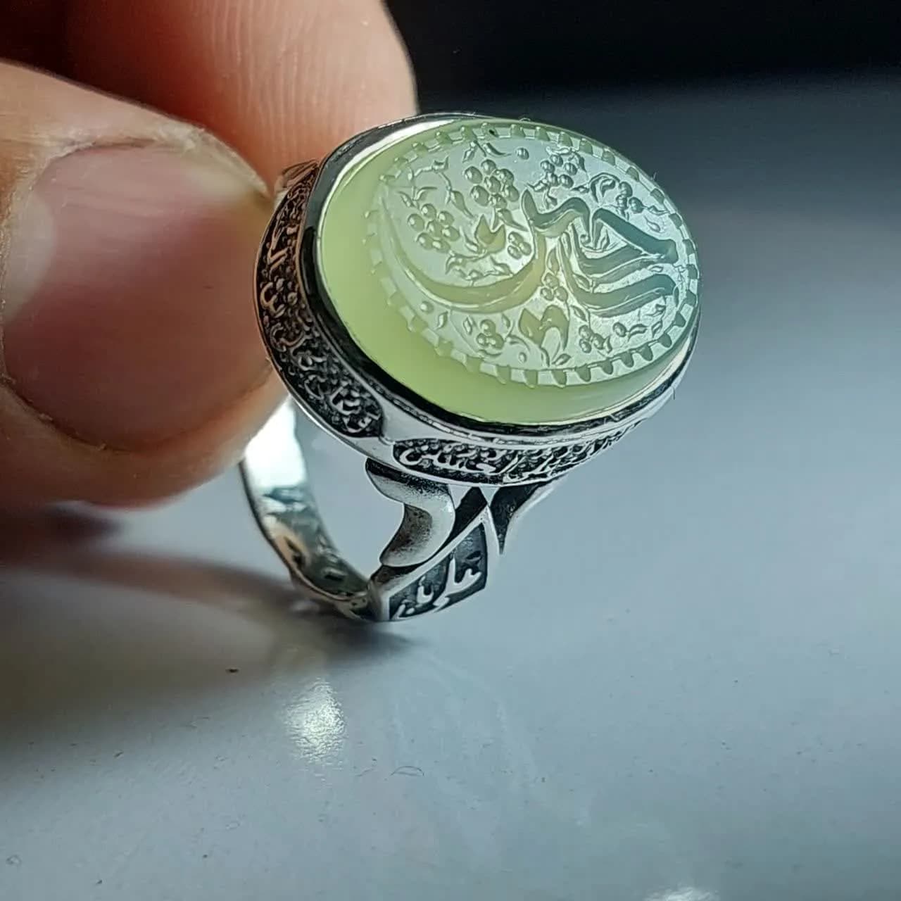 انگشتر عقیق سبز خطی با نقش «یا حسین»؛ سبزِ کد 4257 — تصویر ۲