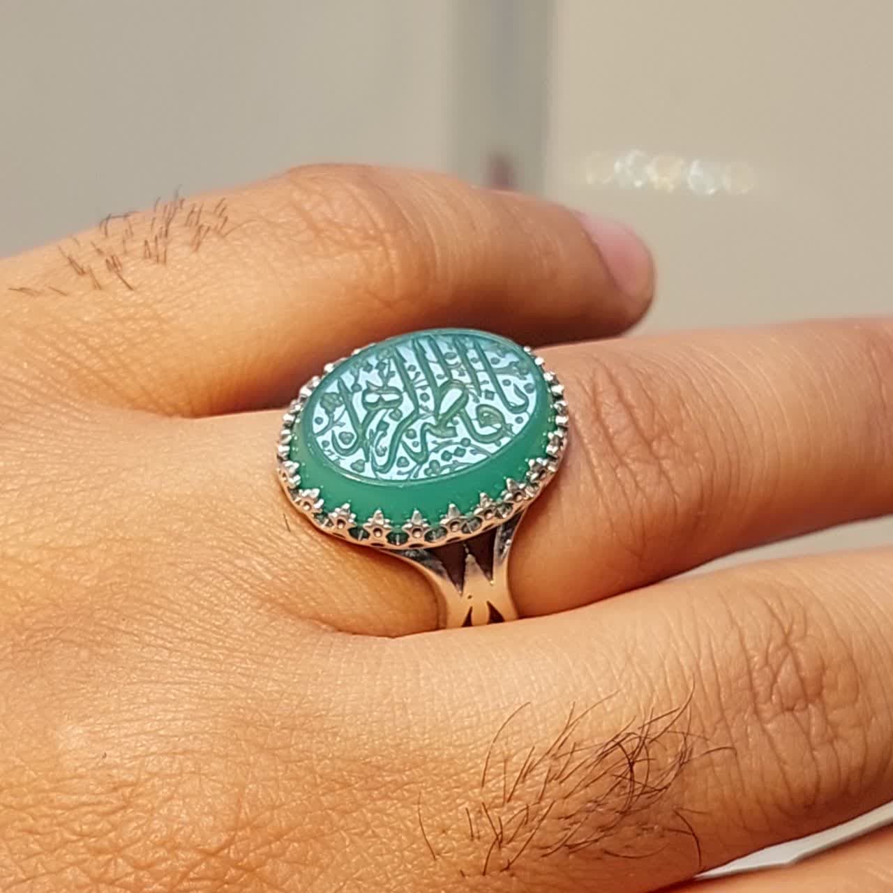 انگشتر عقیق سبز خطی اصل؛ حکاکی «یا فاطمه» و رکاب طرح نیزه کد ۱۸۴۲