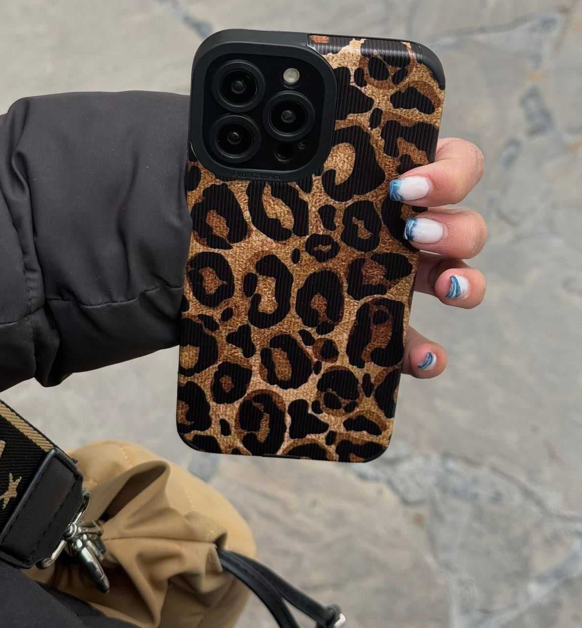 قاب گوشی پلنگی شیک — تصویر ۳