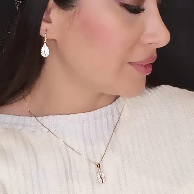 ست گوشواره و گردنبند دخترانه طرح برگ رنگ طلایی