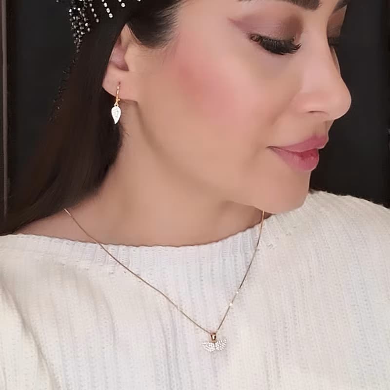 ست گردنبند و گوشواره طرح برگ فول نگین طلایی