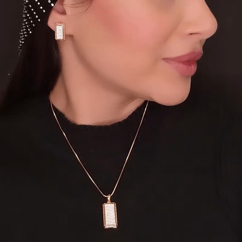 ست گوشواره و گردنبند دخترانه طرح مستطیل رنگ طلایی