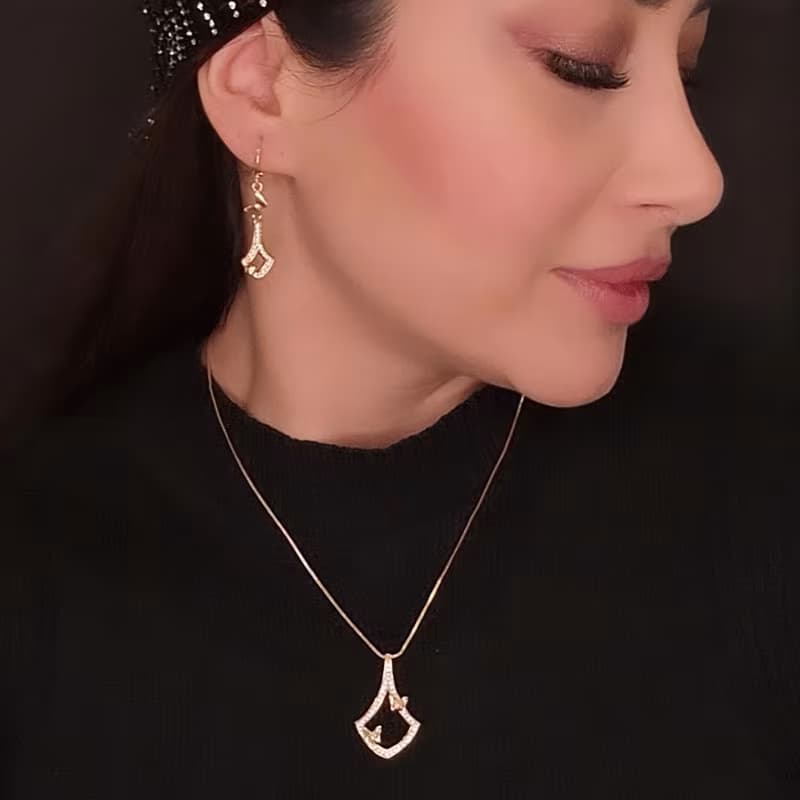 ست گردنبند و گوشواره دخترانه طرح مدرن طلایی
