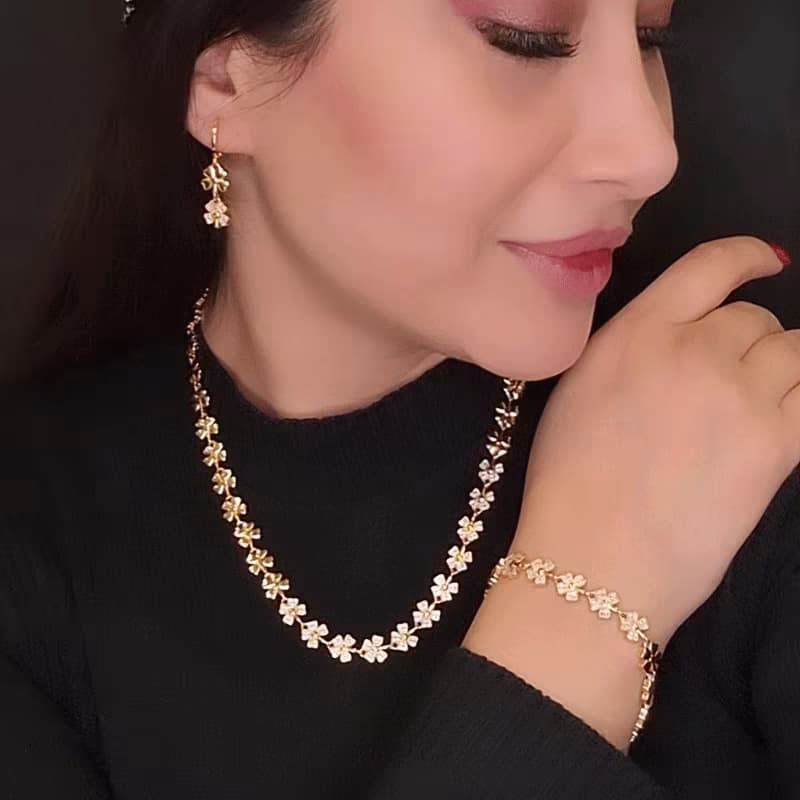 سرویس زنانه طرح گل رنگ طلایی