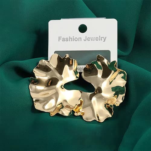 گوشواره دخترانه میخی فشن زارا طرح برگ طلایی — تصویر ۲