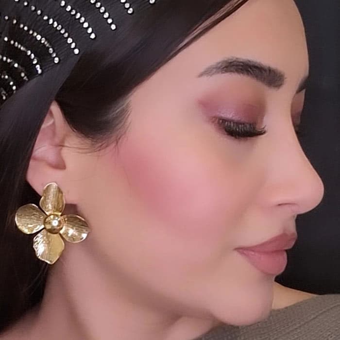 گوشواره دخترانه فشن طرح گل طلایی — تصویر ۴