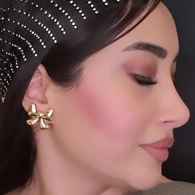 گوشواره دخترانه فشن طرح پاپیون رنگ طلایی — تصویر ۳