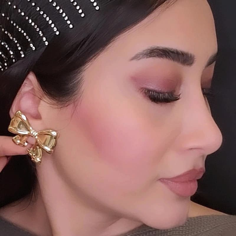 گوشواره دخترانه فشن طرح پاپیون رنگ طلایی — تصویر ۸