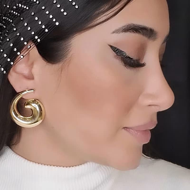 گوشواره دخترانه فشن طرح کلاسیک رنگ طلایی