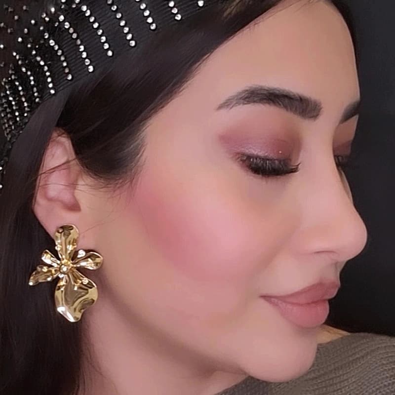 گوشواره دخترانه فشن طرح گل رنگ طلایی — تصویر ۳