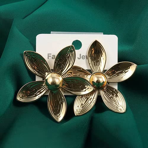 گوشواره دخترانه فشن طرح گل رنگ طلایی — تصویر ۴