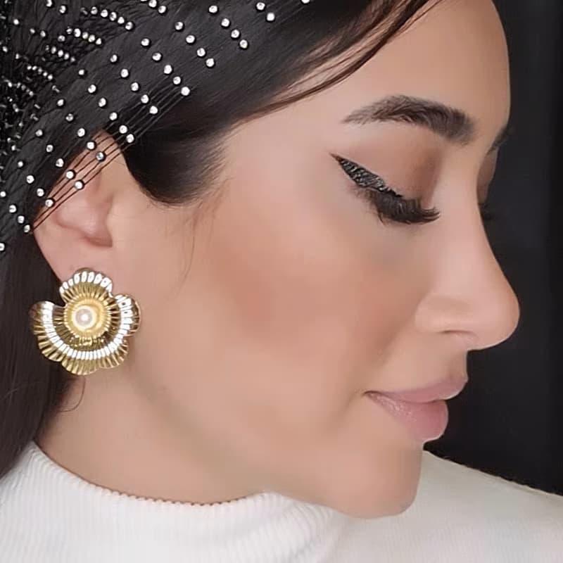 گوشواره دخترانه فشن طرح گل رنگ طلایی