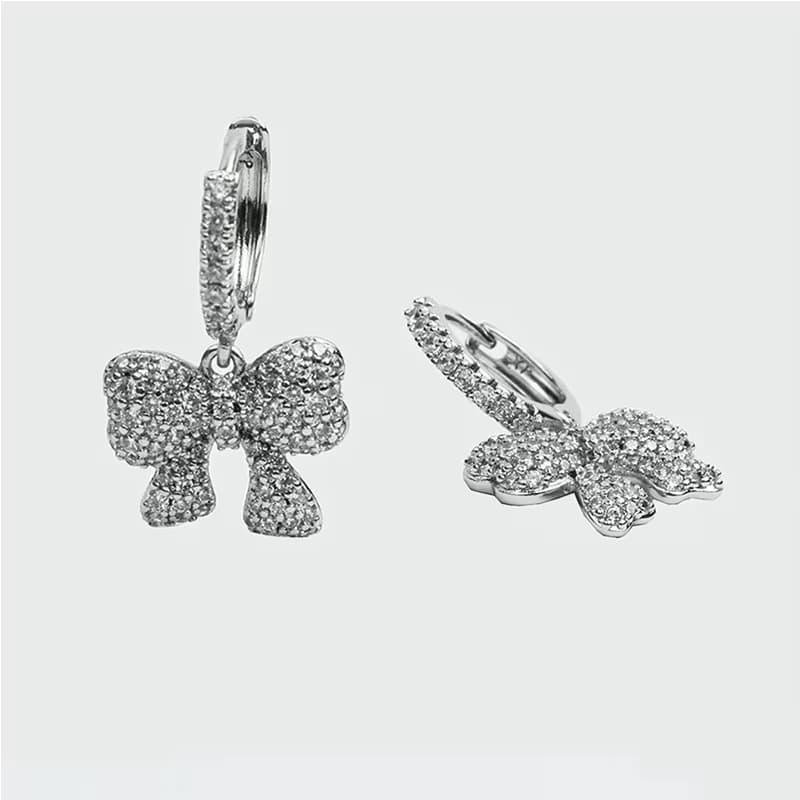 گوشواره دخترانه فول نگین طرح پاپیون رنگ نقره ای — تصویر ۲