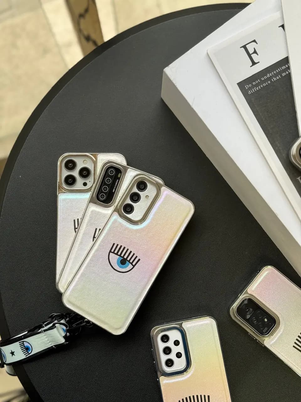 قاب Chiara Ferragni هولوگرامی با بند — تصویر ۲