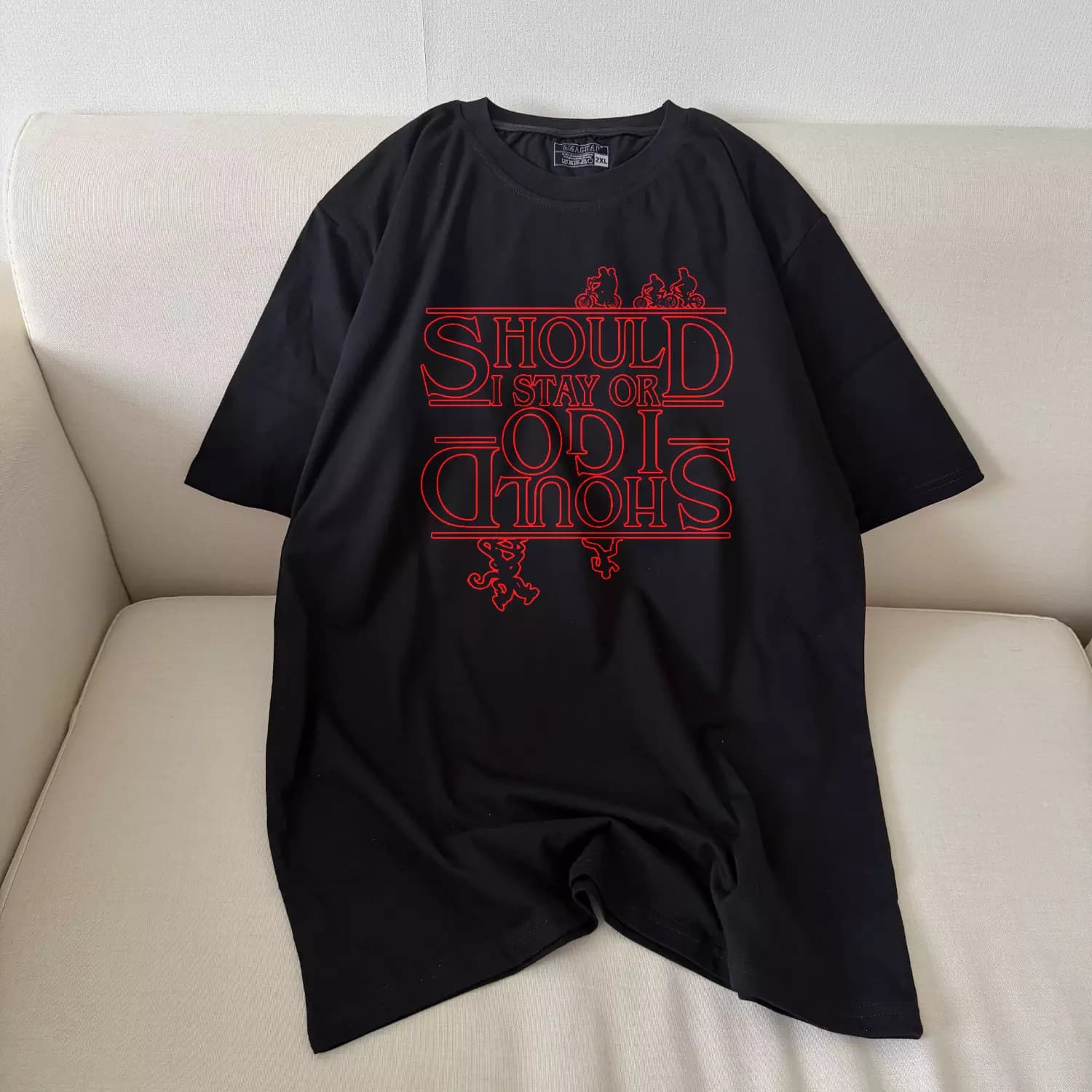 تیشرت نخ پنبه طرح Stay Or Go Stranger Things — تصویر ۳