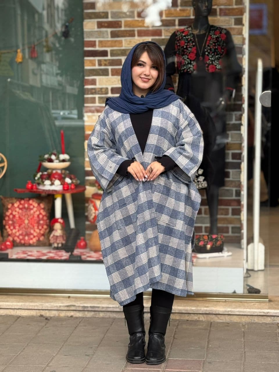 پانچ جلوباز سفید آبی چهارخونه — تصویر ۳
