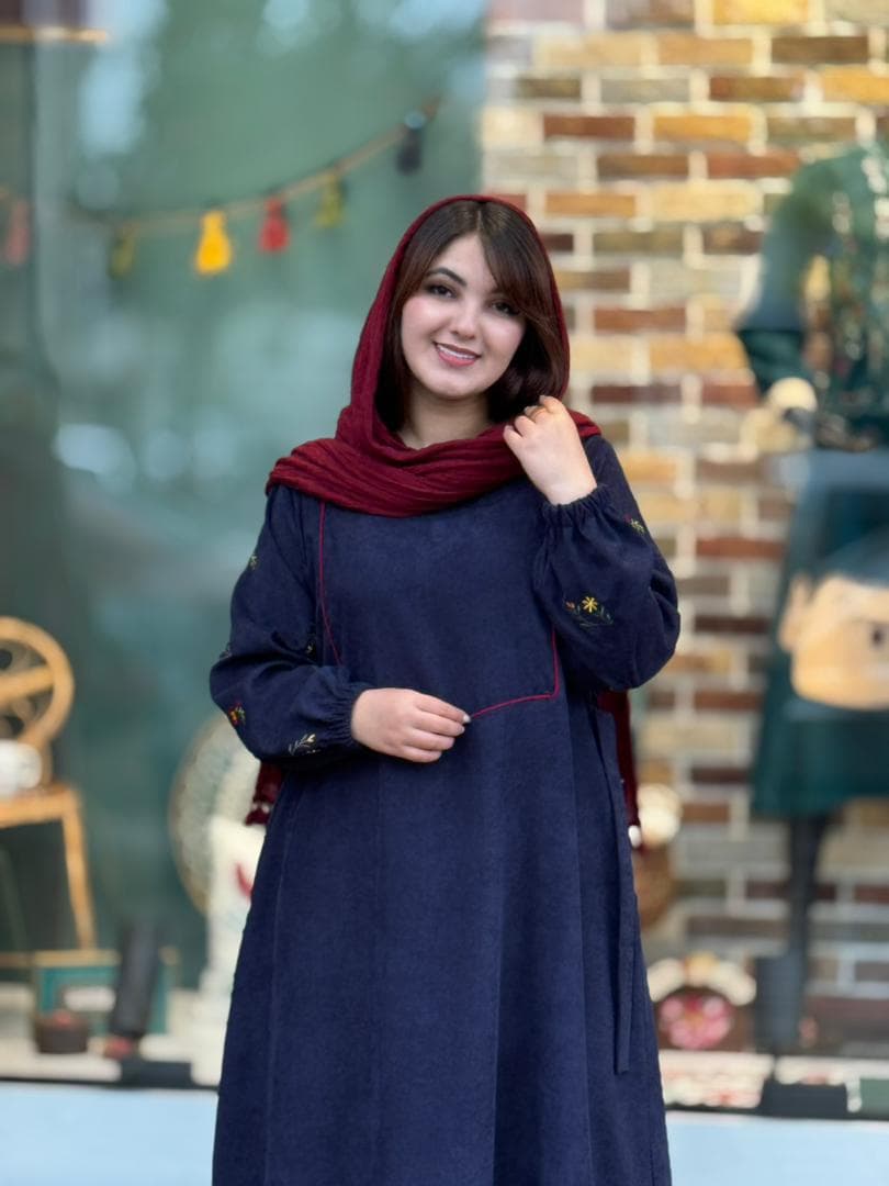 پیراهن گلی سورمه ای — تصویر ۲