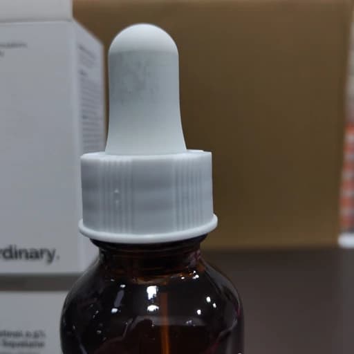 سرم رتینول 0.5 درصد در اسکوالان اوردینری اصلی، تحریک کلاژن سازی و بهبود لکه ها و علائم پیری — تصویر ۴