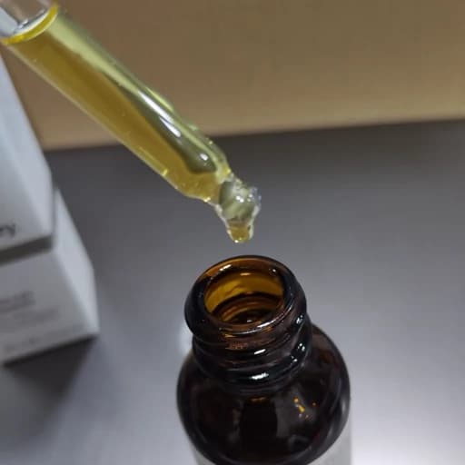 سرم رتینول 0.5 درصد در اسکوالان اوردینری اصلی، تحریک کلاژن سازی و بهبود لکه ها و علائم پیری — تصویر ۳