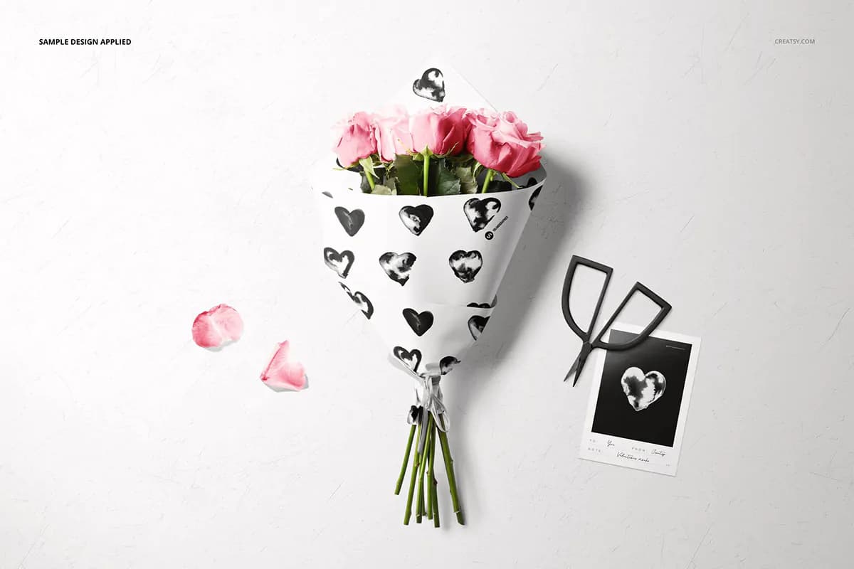 موکاپ کاغذ بسته بندی دسته گل رز — تصویر ۵