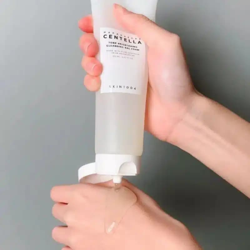 فوم شستشو ژلی روشن کننده صورت سنتلا ماداگاسکار Skin1004 مدل Tone Brightening Cleansing Gel Foam(125 میل) — تصویر ۲