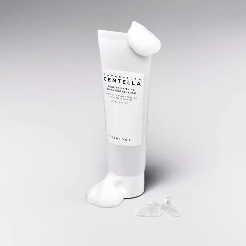 فوم شستشو ژلی روشن کننده صورت سنتلا ماداگاسکار Skin1004 مدل Tone Brightening Cleansing Gel Foam(125 میل)
