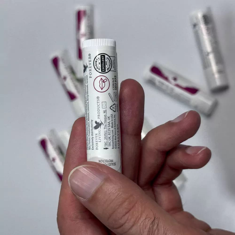 بالم لب فوراور حاوی عصاره آلوئه ورا Aloe Lips وزن 4 گرم — تصویر ۲