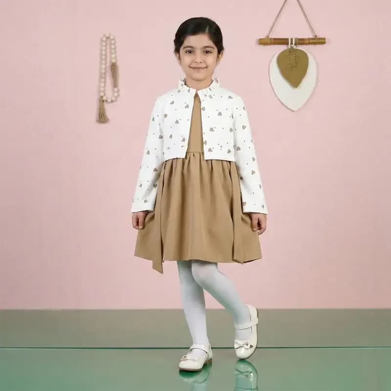 ست کت و سارافون دخترانه طرح قلبی رنگ نسکافه ای جنس مازراتی — تصویر ۶
