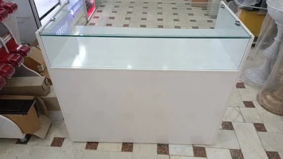 میز کانتر و پیشخوان و میز ویترین ساده سفید