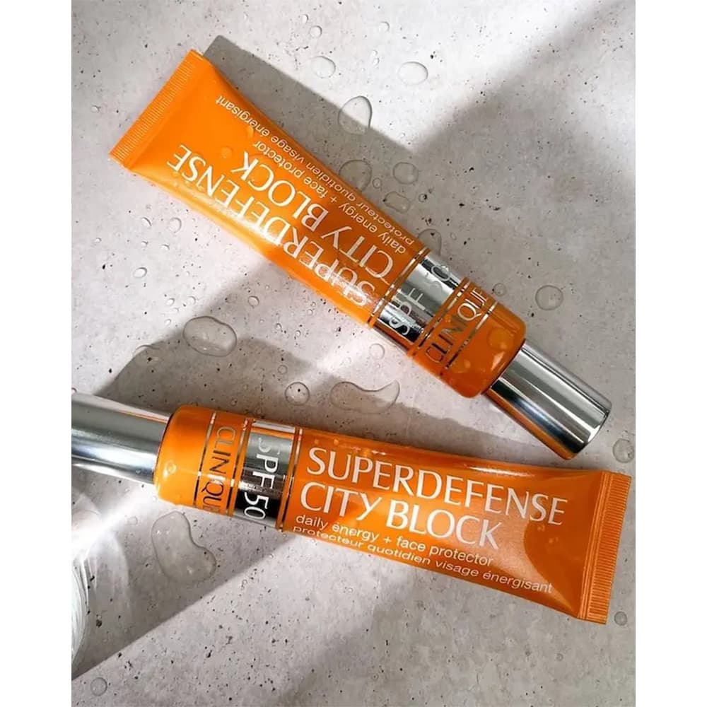 کرم ضد آفتاب رنگی کلینیک مدل SUPERDEFENSE حاوی SPF 50 — تصویر ۶