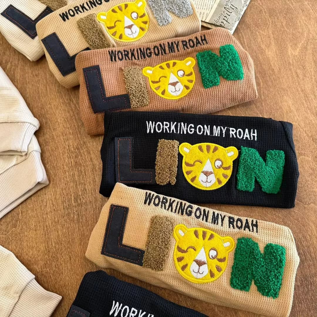 بلوز شلوار بیسکویتی طرح LION سایز ۳۰ تا ۴۵ کد ۵۳۱۰ — تصویر ۳