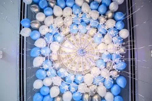 بادکنک آرایی سقف آبی و نقره ای