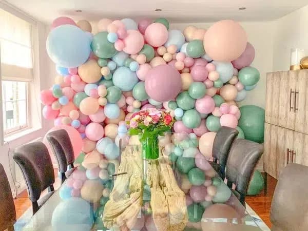 دیوار بادکنکی کرمی، آبی، صورتی پاستیلی