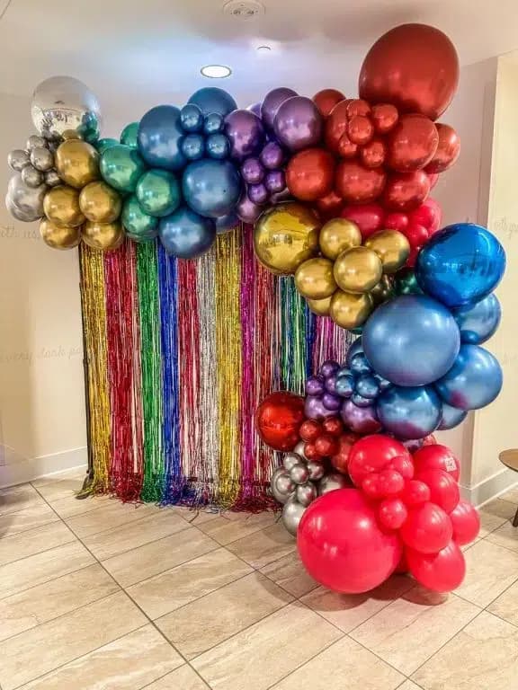 بادکنک آرایی با پرده متالایز آبی، قرمز، نقره ای و سبز