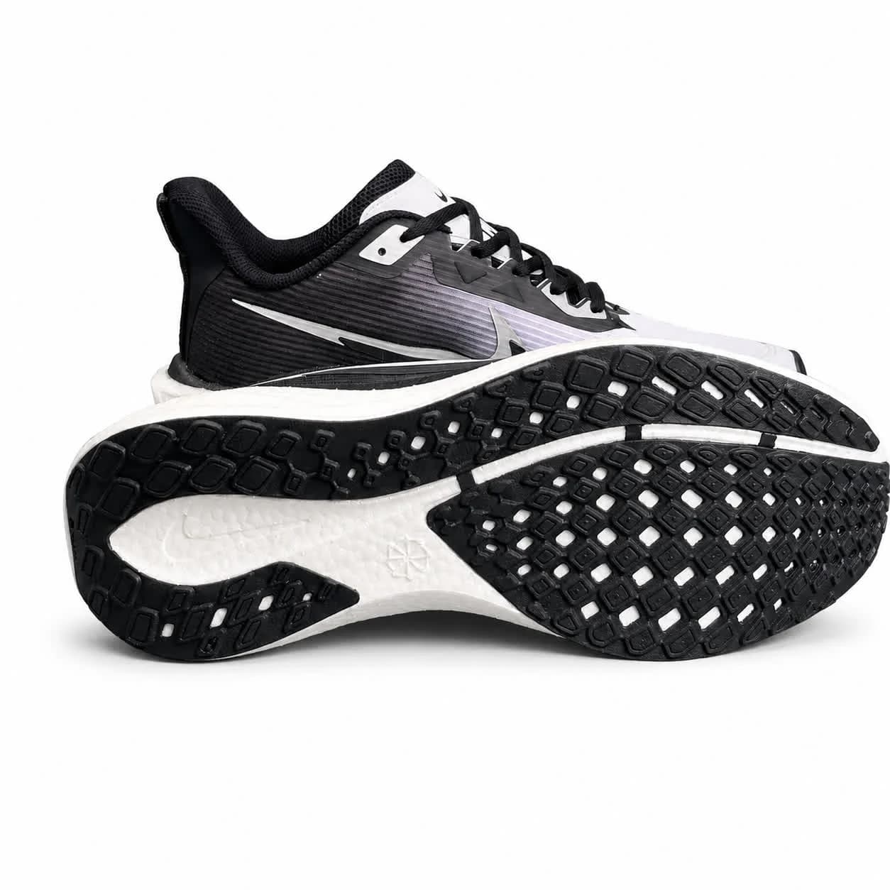 کتونی زیره بست مردانه مدل رانینگ نایکی مشکی سفید NIKE — تصویر ۴