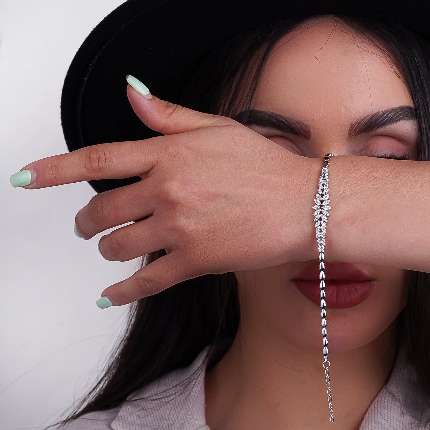 دستبند نقره زنانه طرح برگ نگین‌دار 10001546 — تصویر ۲