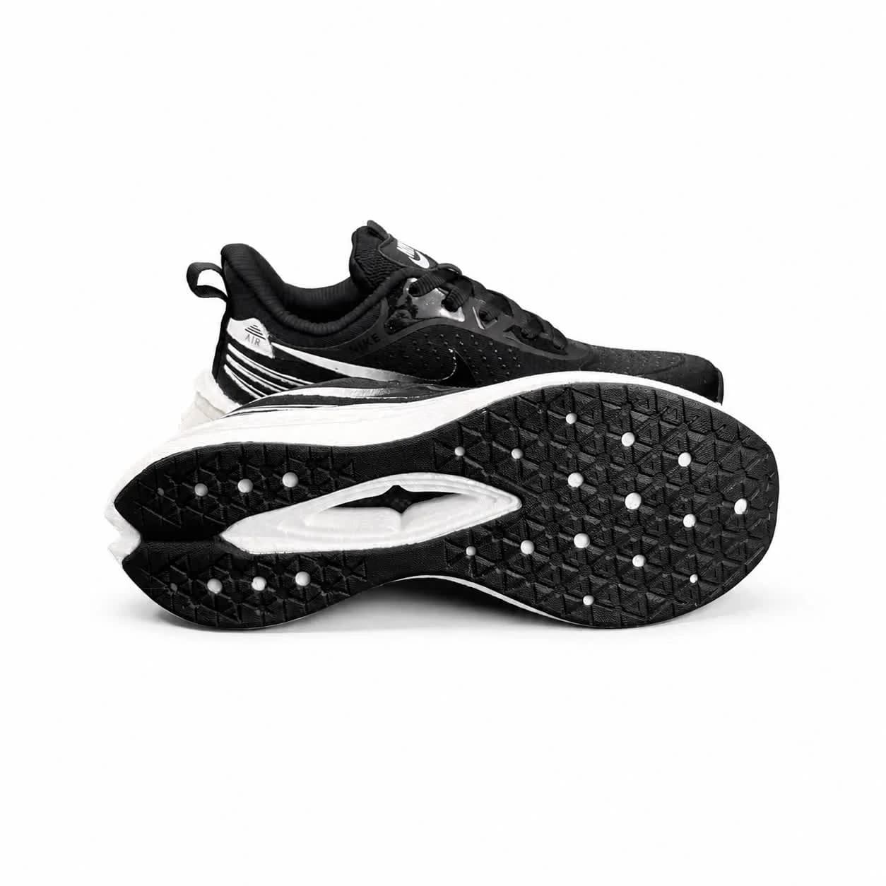 کتونی زیره بست مردانه مدل رانینگ نایکی مشکی سفید Nike — تصویر ۴
