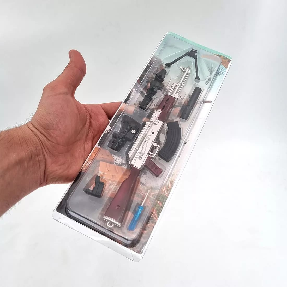 ماکت بزرگ اسلحه کلاشینکف AK-47 — تصویر ۲