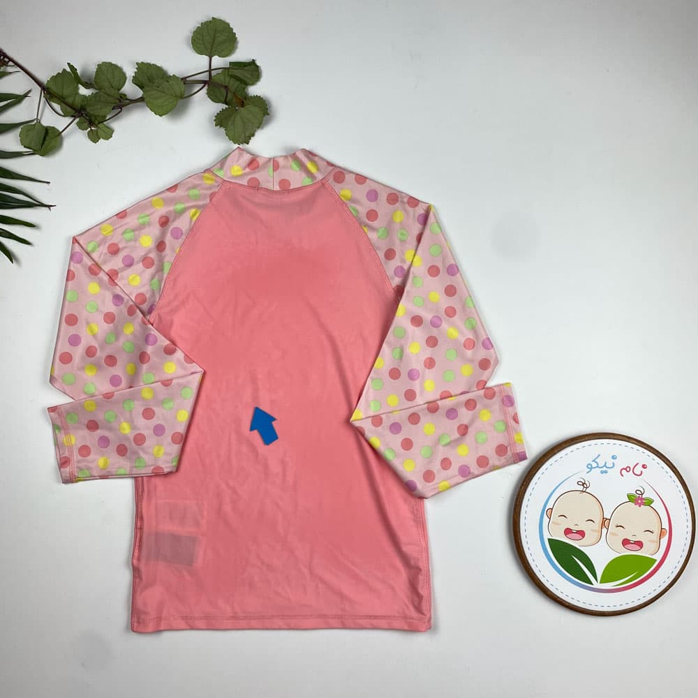 ایراد دار _ مایو دخترانه آستین بلند طرح توپ توپی یقه سه سانت صورتی کمرنگ – 10 تا 12 سال — تصویر ۳