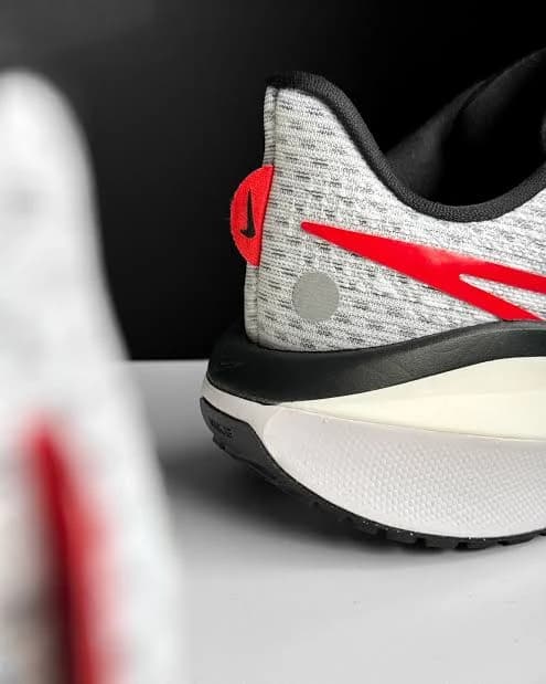 نایک Vomero 17 مردانه مدل (White/Fire Red) — تصویر ۷