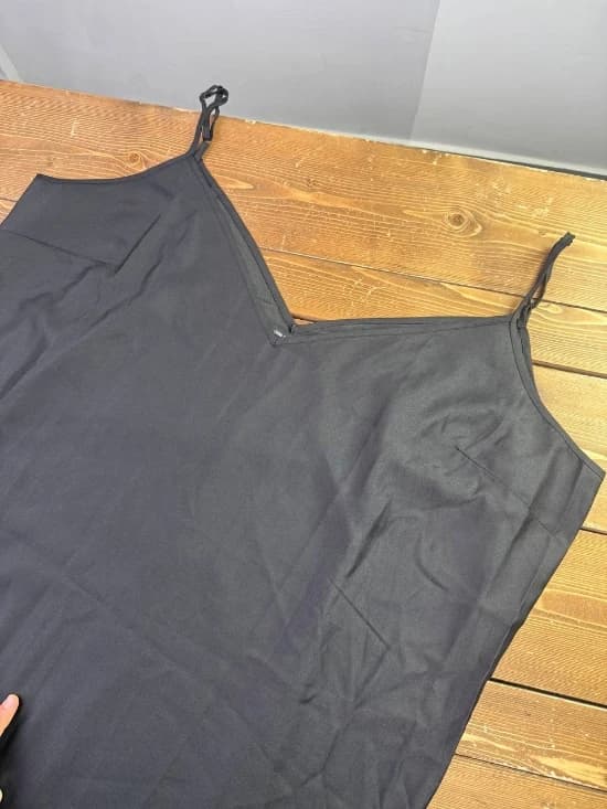 پیراهن کوتاه ساتن/نخی زنانه مشکی یقه هفت مدل آزاد (Slip Dress) — تصویر ۲