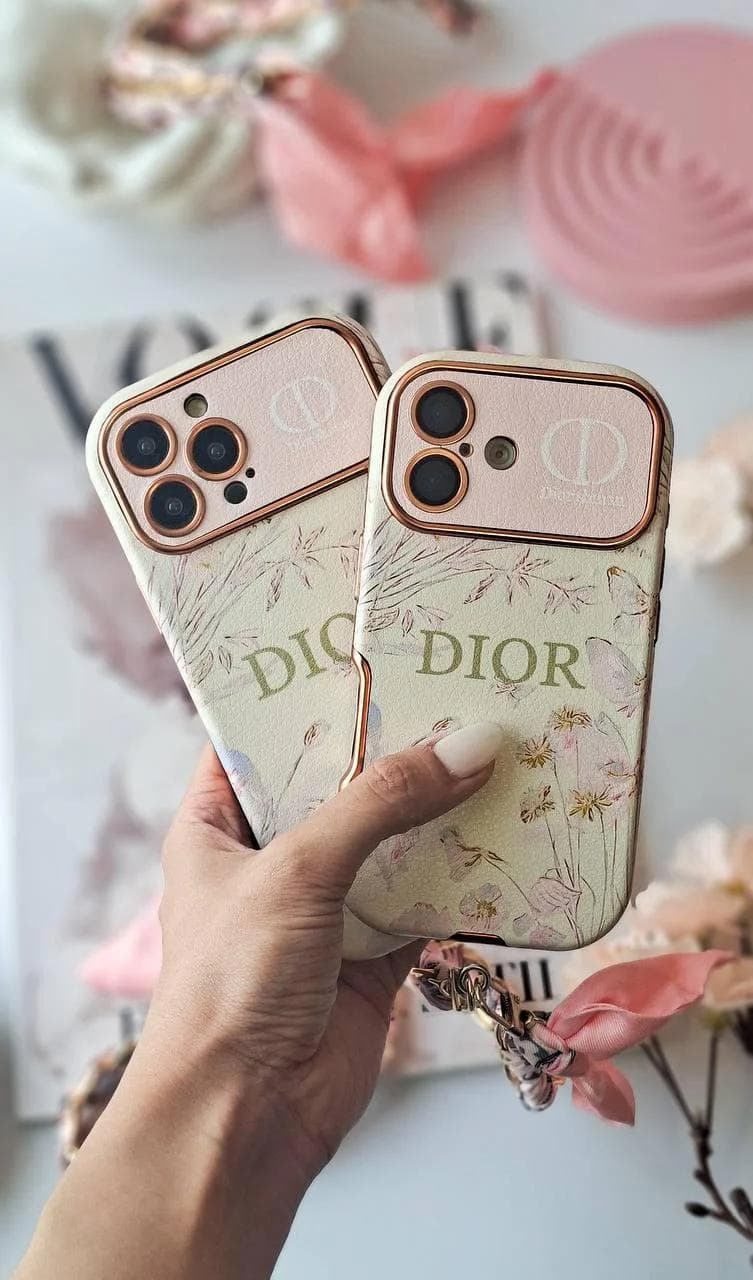 قاب Dior طرح گل‌دار گوشی آیفون 14 پرومکس — تصویر ۳