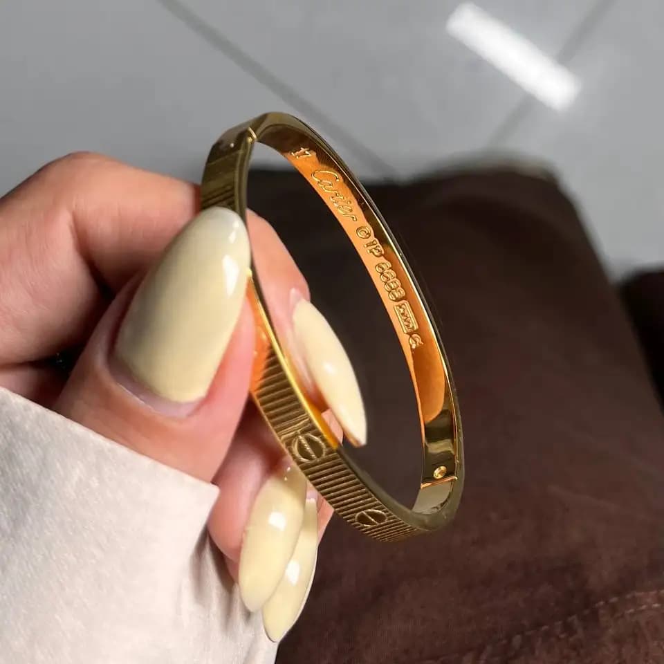 دستبند استیل طرح کارتیه لاو شیاردار ضد حساسیت رنگ ثابت کد atk — تصویر ۲