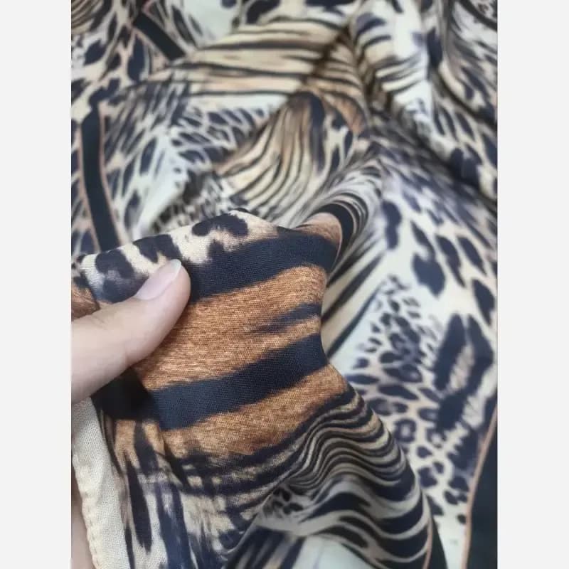 روسری نخ کاستوم طرح پلنگی قواره بزرگ 140 سانتیمتر — تصویر ۷