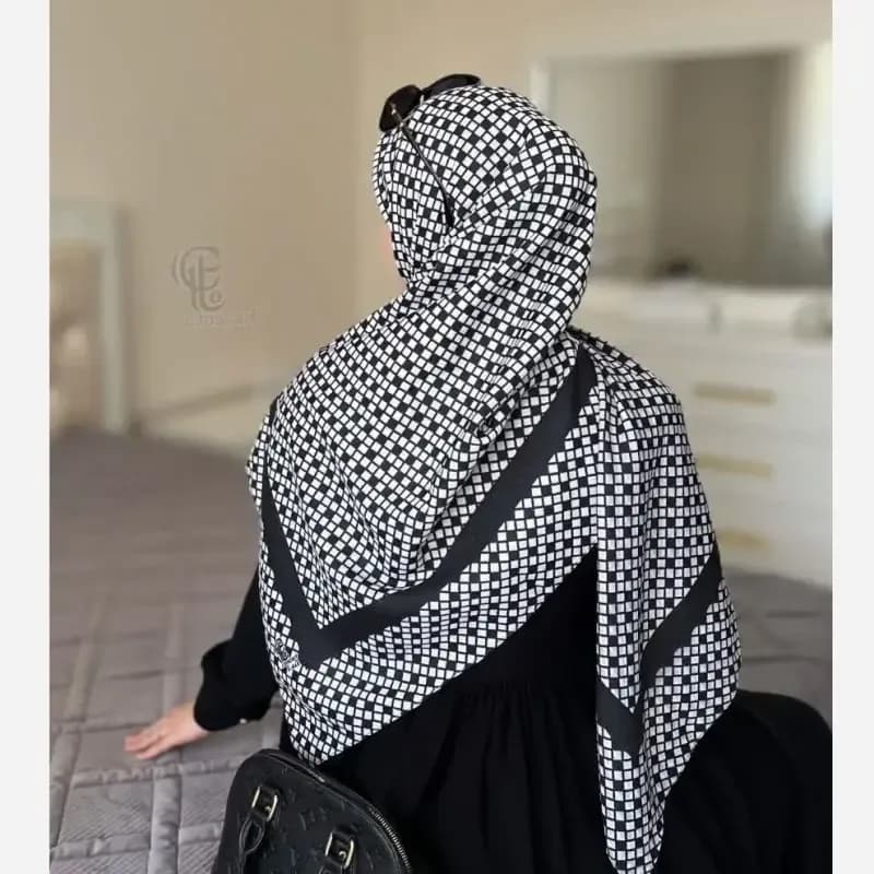 روسری نخ طرح مایایه سفید مشکی دوردوز ابعاد 140 در 140 — تصویر ۱۰